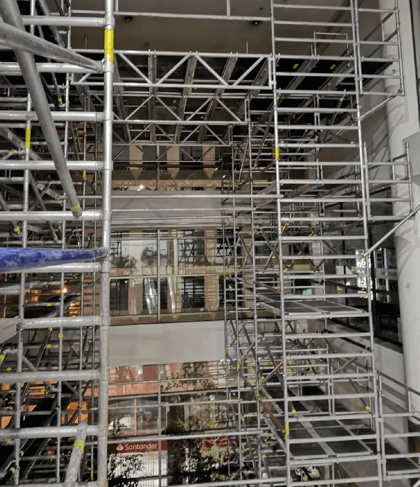 Andamio de aluminio en uso durante trabajos de mantenimiento industrial