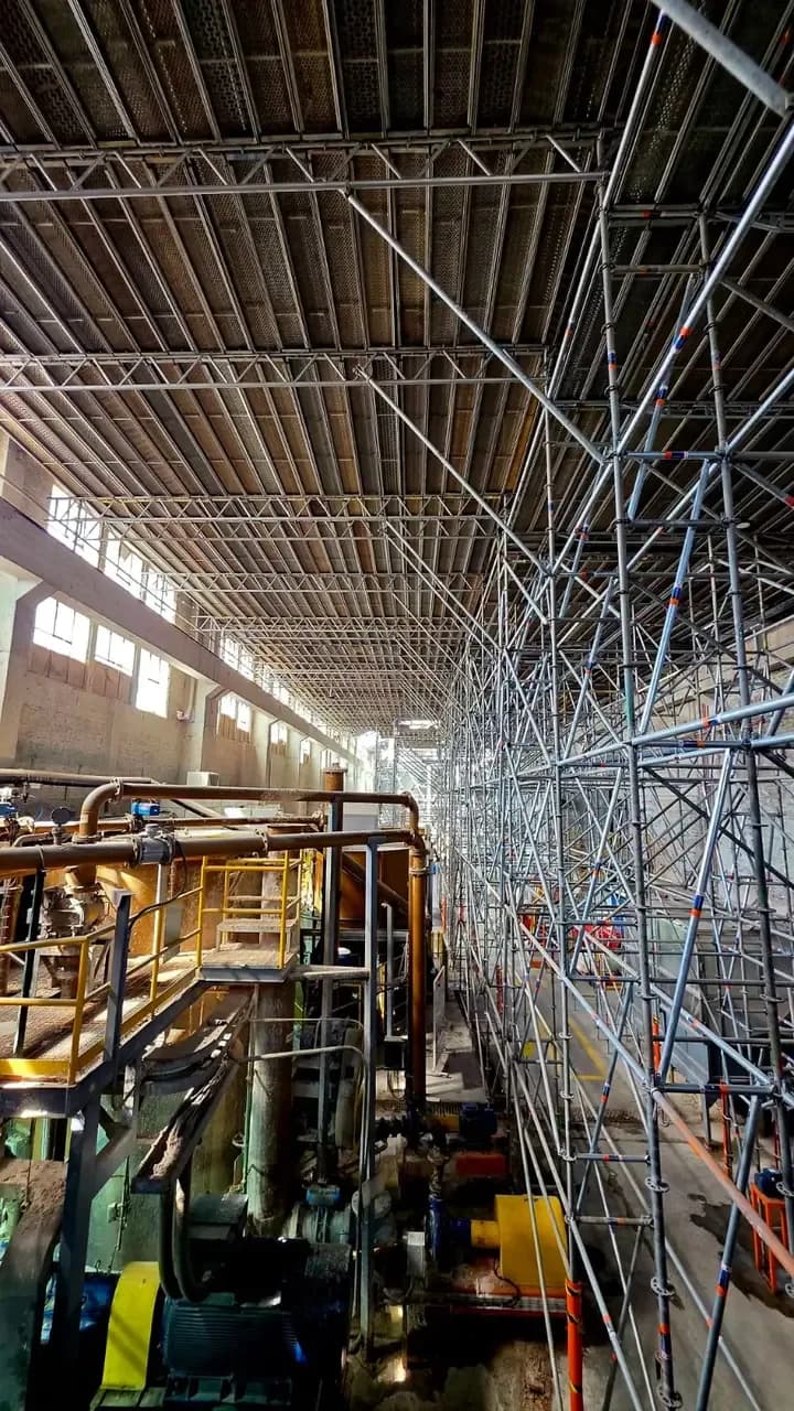 Andamio multidireccional montado en una planta industrial