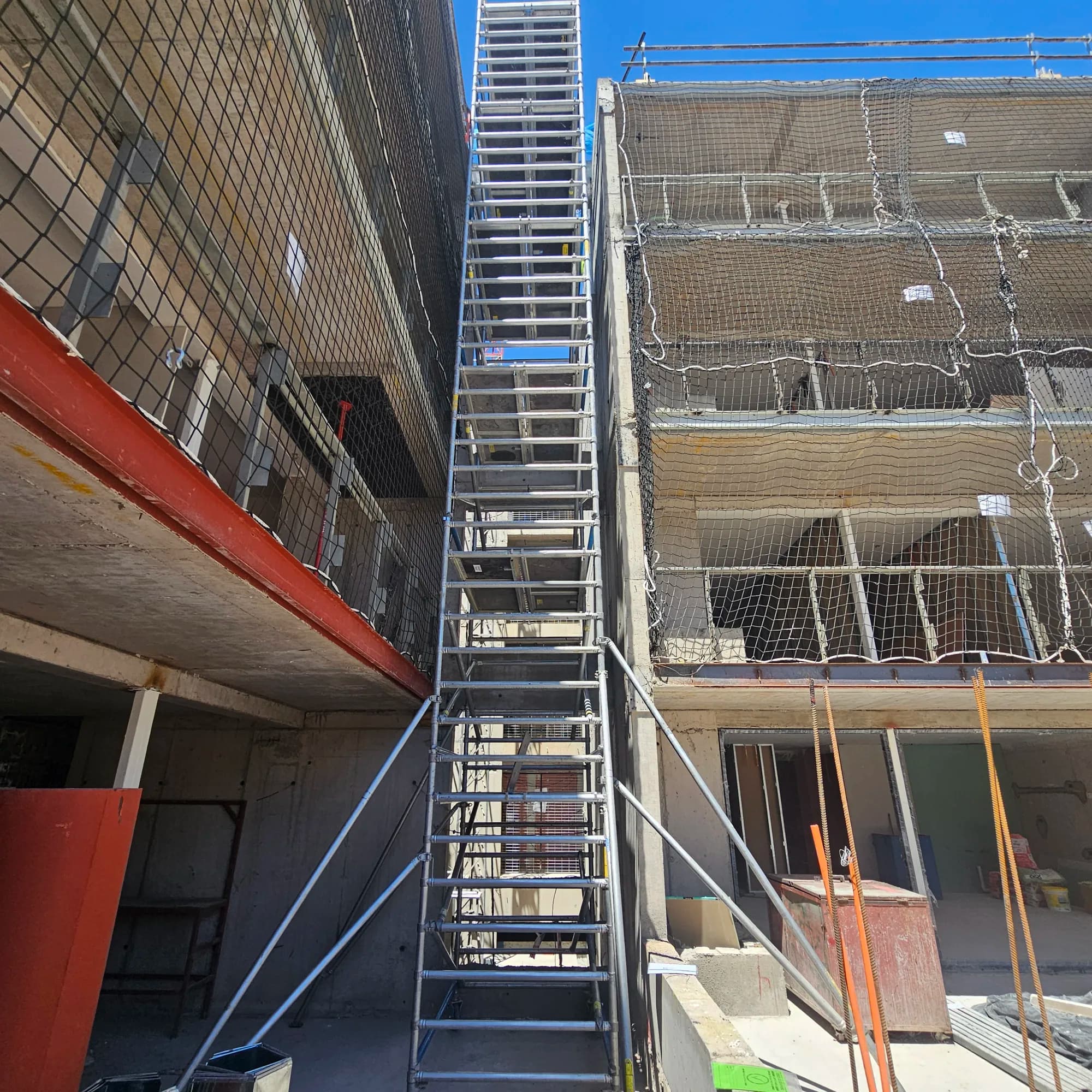 Detalle de la unión modular y el freno de rueda de un andamio de aluminio