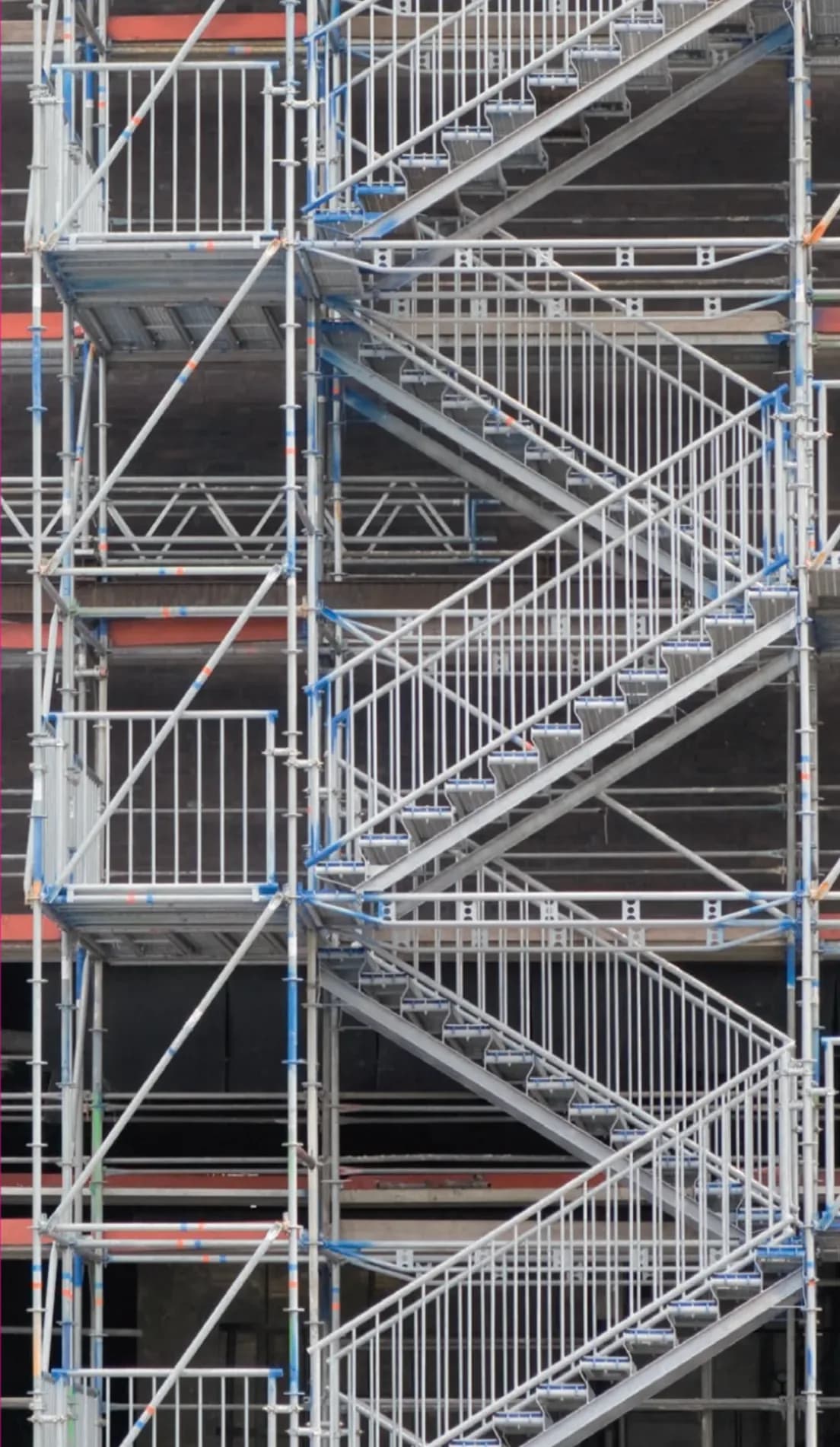 Torre de acceso con escalera interior en andamio multidireccional