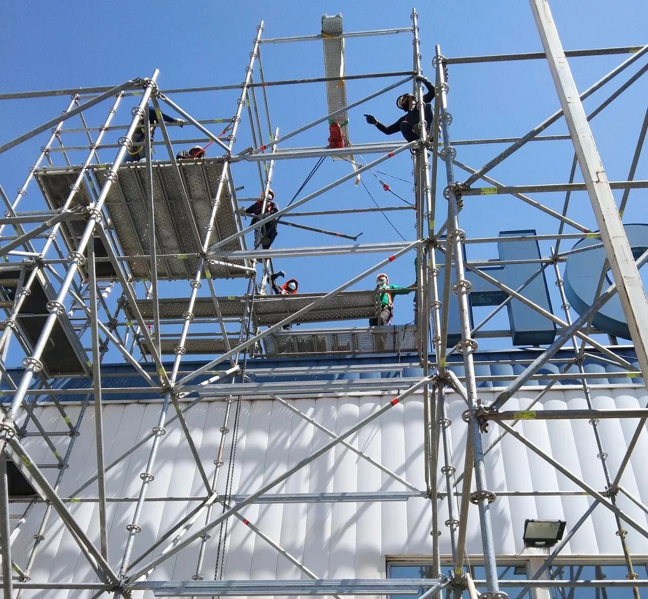 Andamio tradicional en altura con operarios trabajando sobre la plataforma
