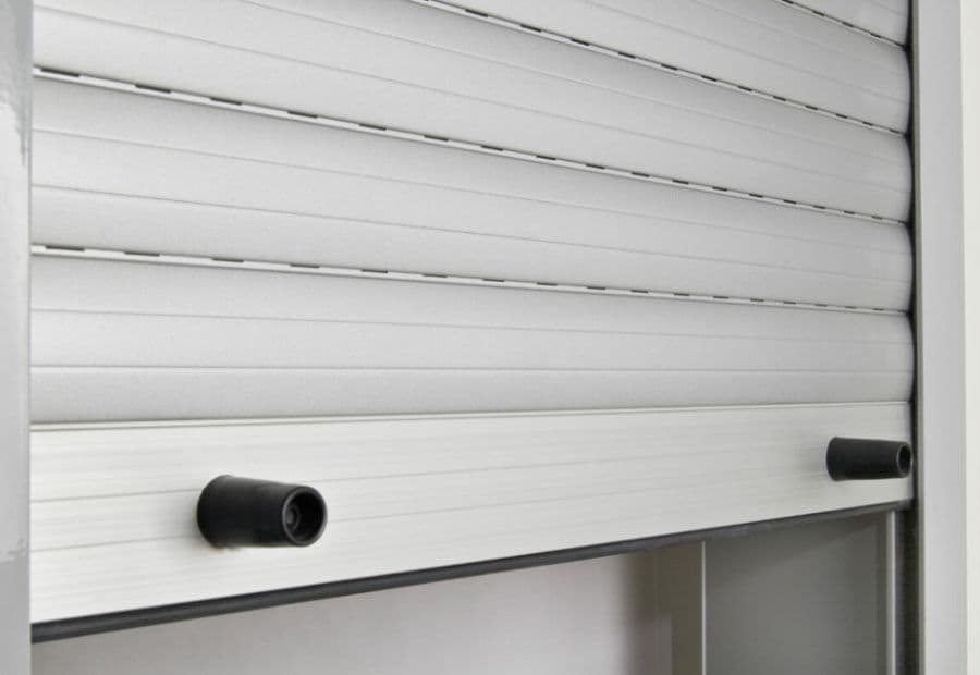 Detalle de la lama y la guía lateral de una cortina metálica instalada