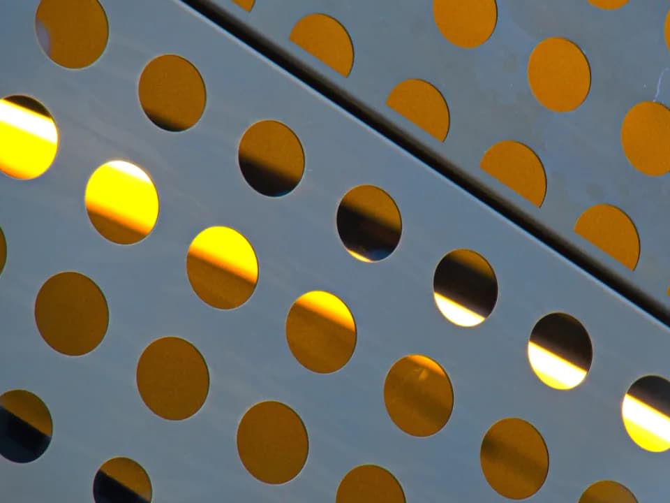 Detalle de una chapa metálica perforada en un elemento arquitectónico