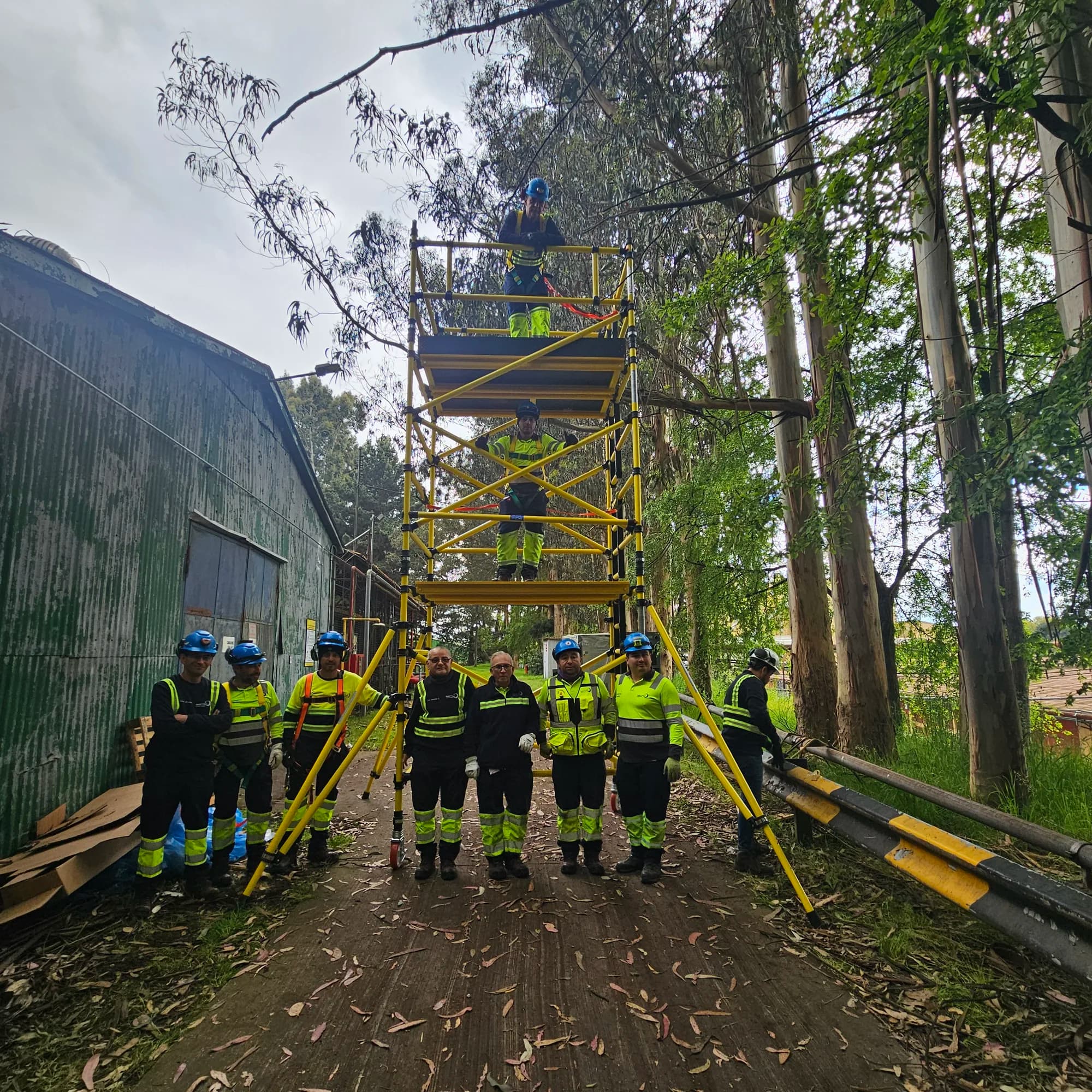 Cuadrilla de montaje de IECO armando una estructura de andamio