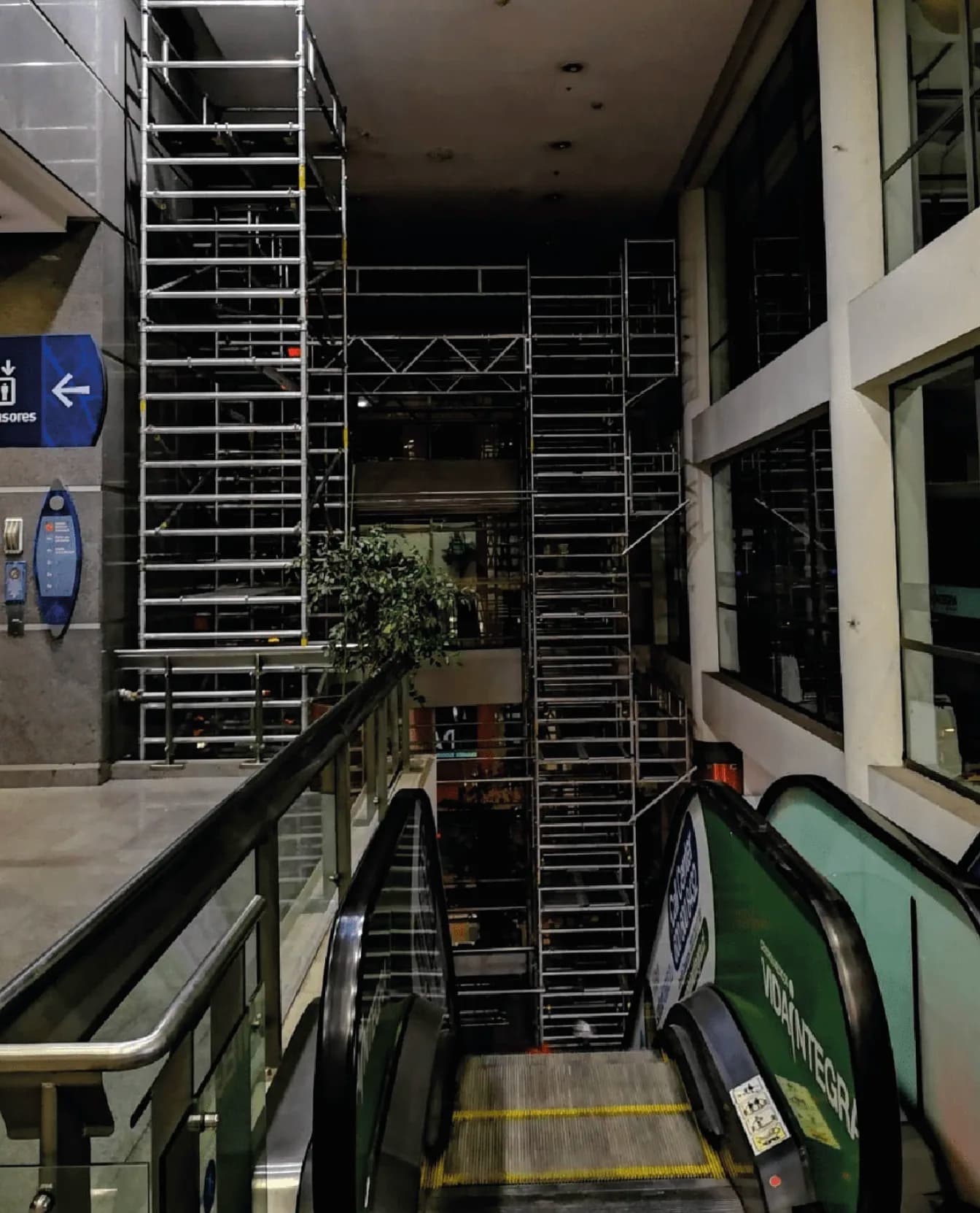 Torre móvil en uso durante mantenimiento de luminarias en una nave industrial